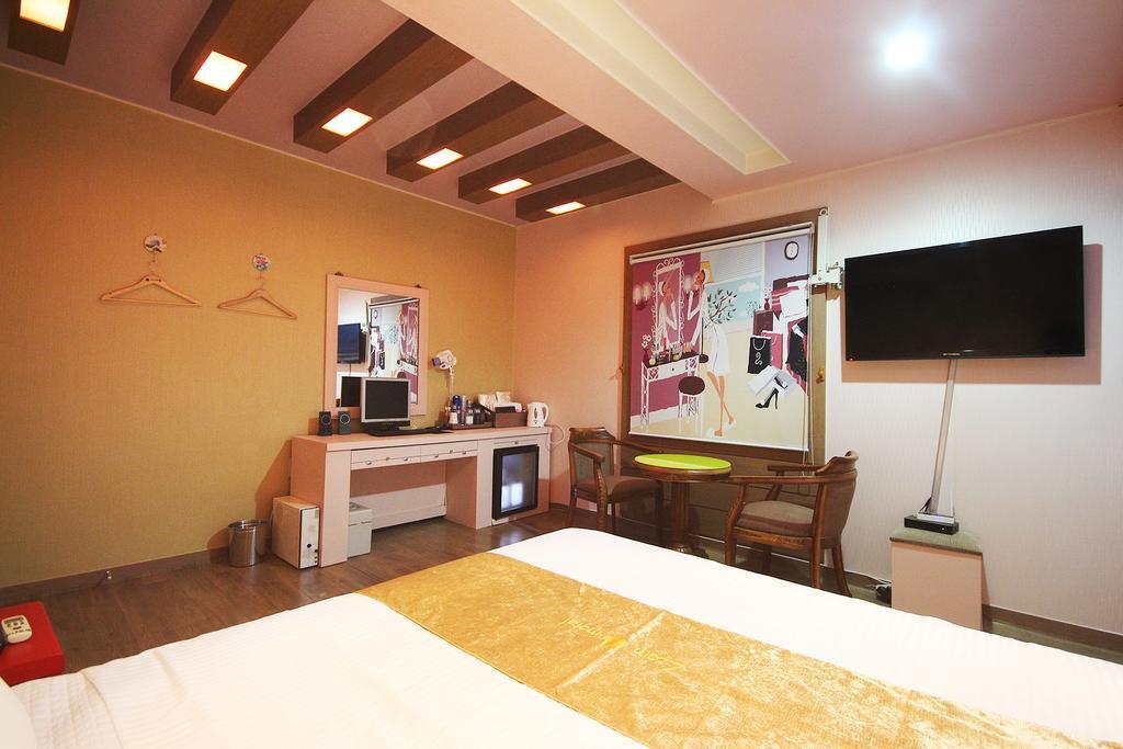Hole In One Hotel Sacheon Exterior foto