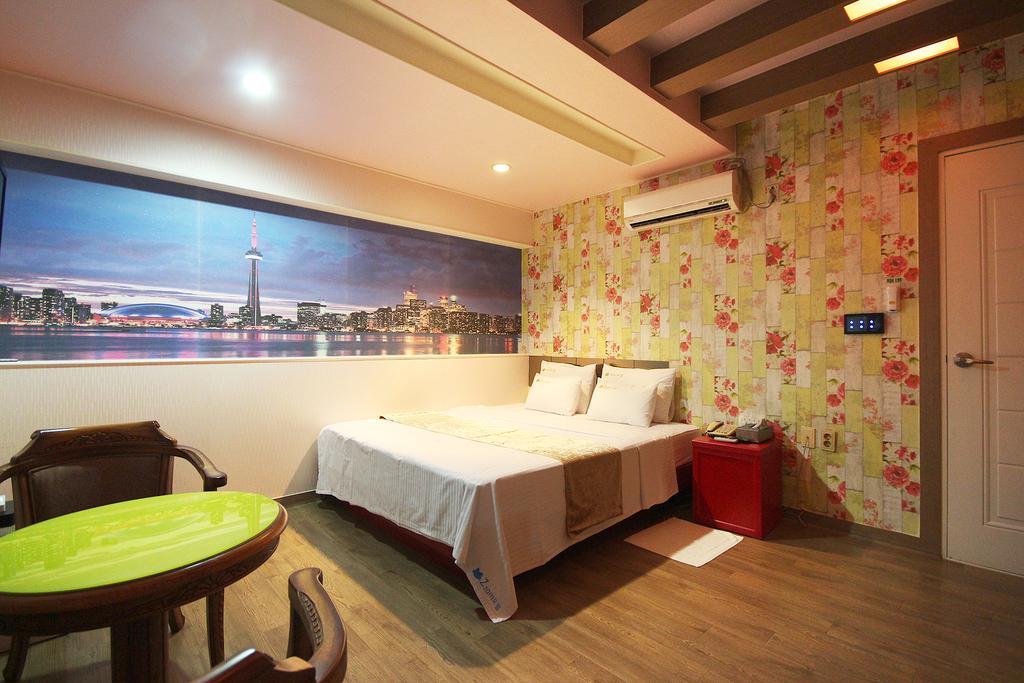 Hole In One Hotel Sacheon Exterior foto